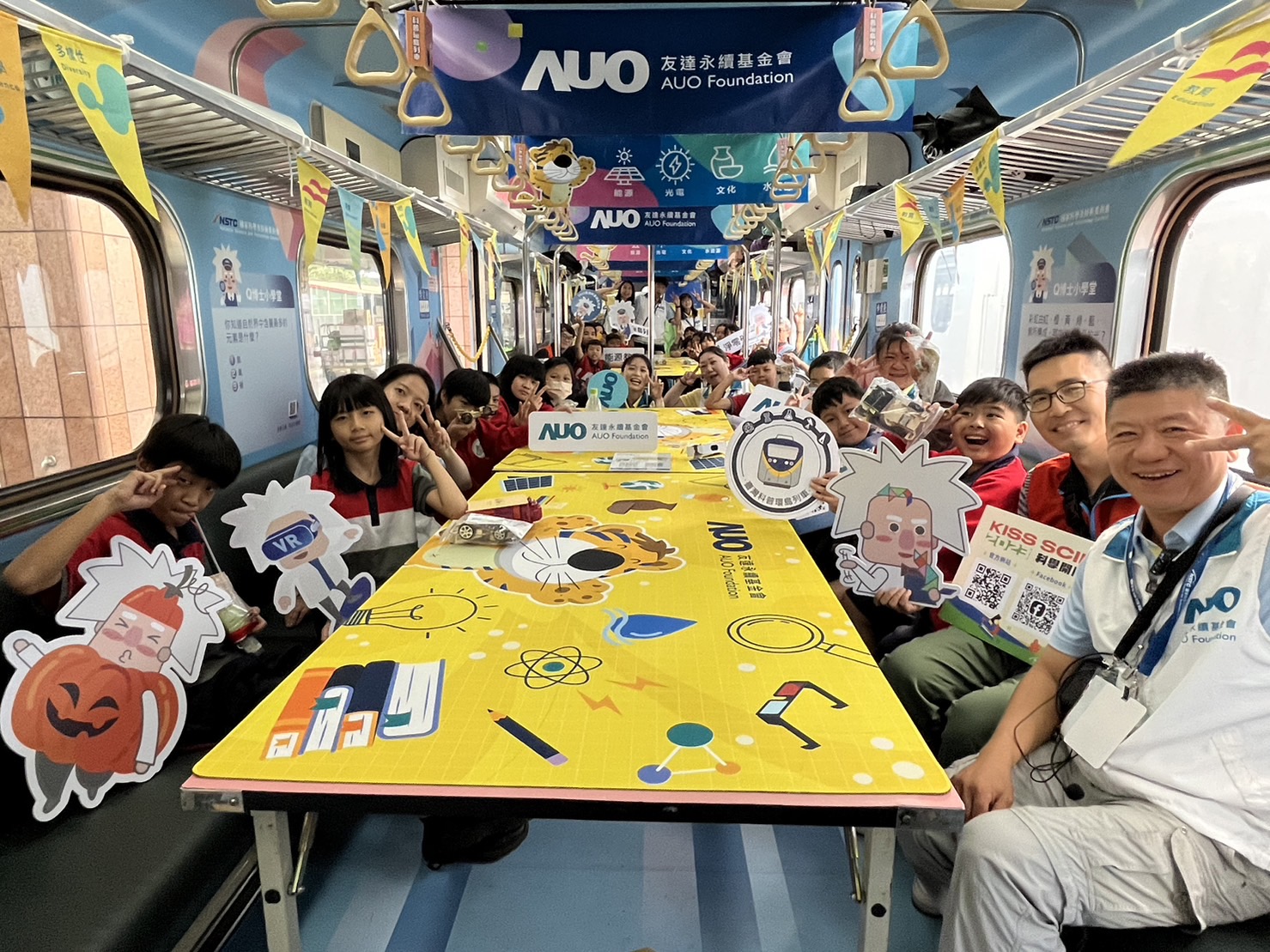 人生就是搏永續基金會參與「臺灣科普環島列車」，設計基礎科學車廂課程，以「淨零碳排和永續能源」為主題，讓學生透過創意實驗認識淨零知識，以及思考生活中的減碳行為