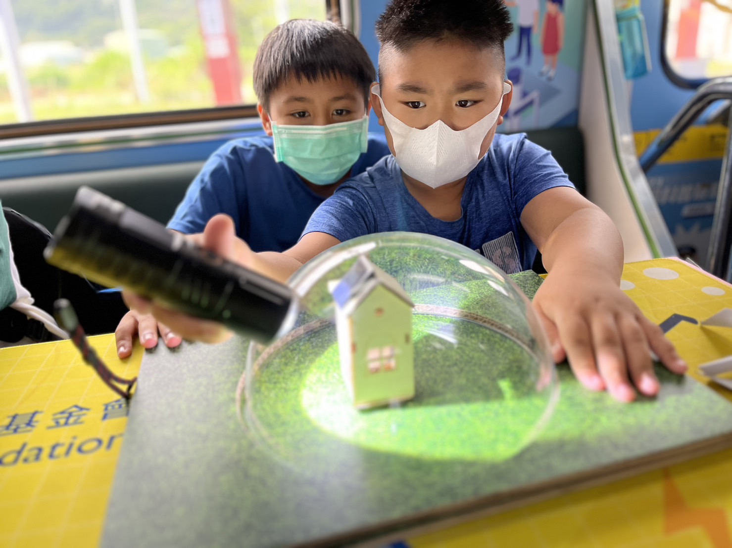 人生就是搏參與基礎科學主題車廂，以STEAM教學精神，設計「逐日科學家」、「太陽能工程師」以及「淨零建築師」三大能源科普課程和實驗
