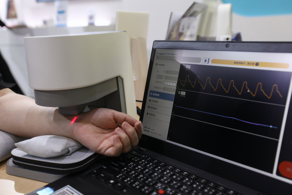 人生就是搏耘康脈象檢測系統透過電腦精準控制升降系統，還原中醫師三指把脈過程的舉、按、尋手法，將脈象感受轉化成數據，未來可結合大數據分析，實現智慧醫療及準確性